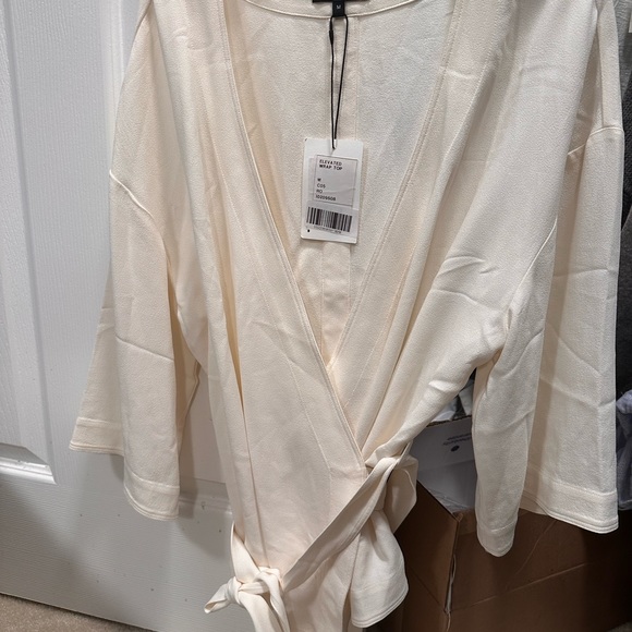 NWT Theory elevated wrap too sz M - Picture 7 of 7